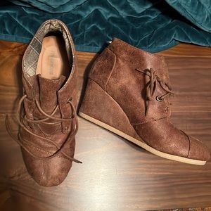 Maurices, camel wedge boot, 10M